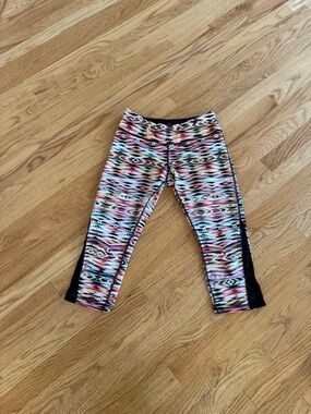 Patterned capri yoga pants leggings cropped size M